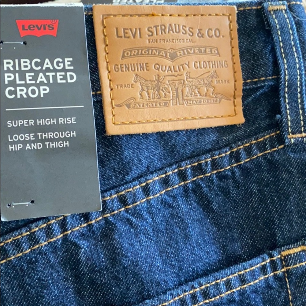 Levi’s Ribcage Pleated Crop Jeans - Picture 5 of 6